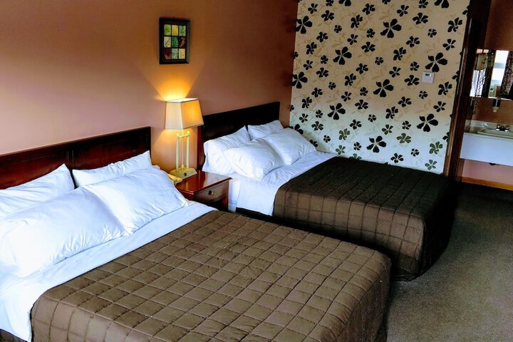 Deluxe Room 1 Queen Bed Courtyard View (9 of 19)