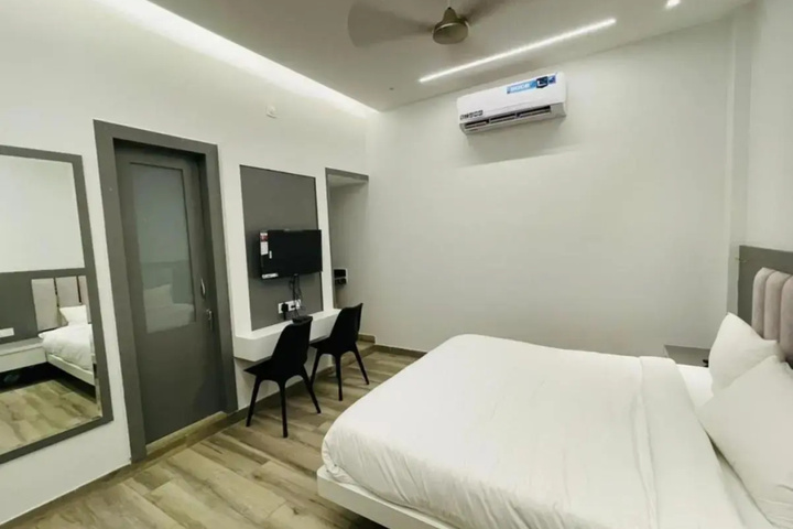 Room 7 of 16