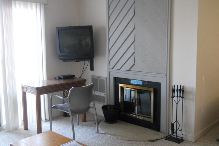 Room 6 of 9