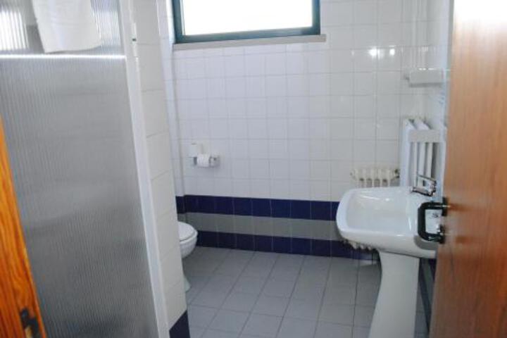 Room 2 of 28