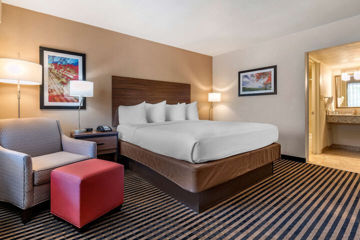 1 King Bed Microwave and Refrigerator WiFi Full Breakfast (2 of 10)
