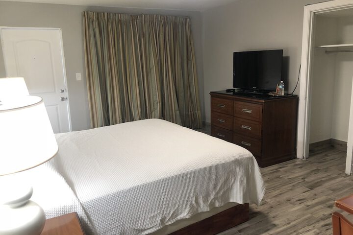 1 King Bed (6 of 12)