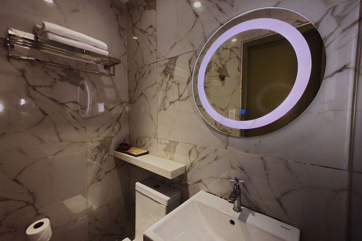 Room 15 of 28