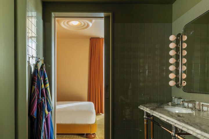 Room 43 of 62