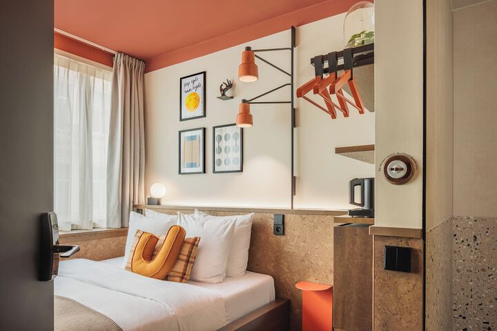 Room 10 of 48