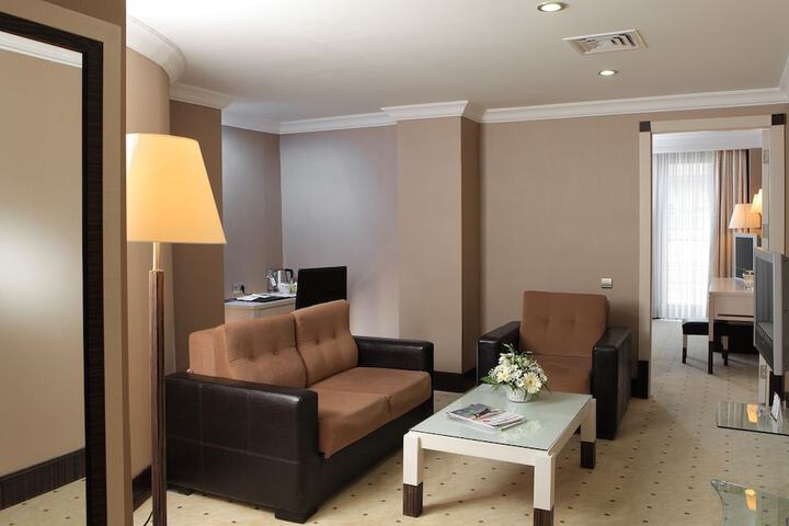 Room 11 of 37