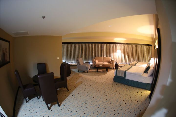 Room 6 of 30