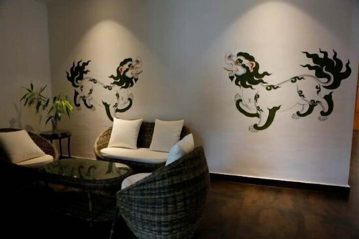 Lounge 16 of 20
