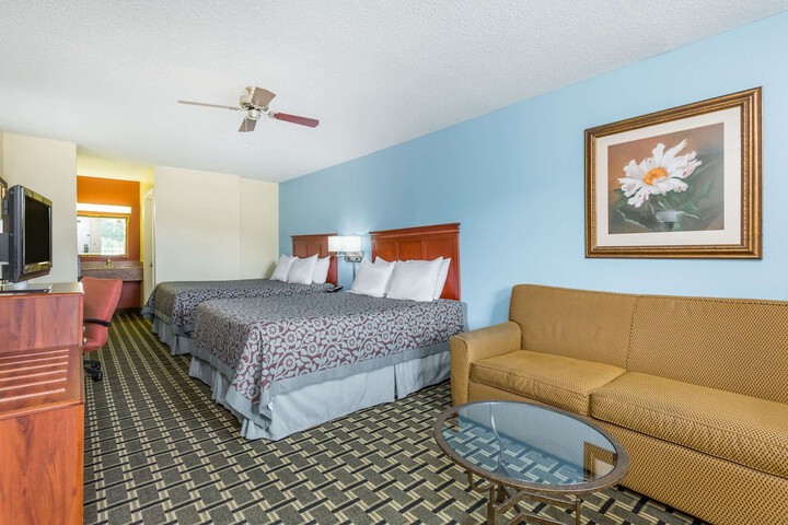 2 Queen Beds (3 of 10)