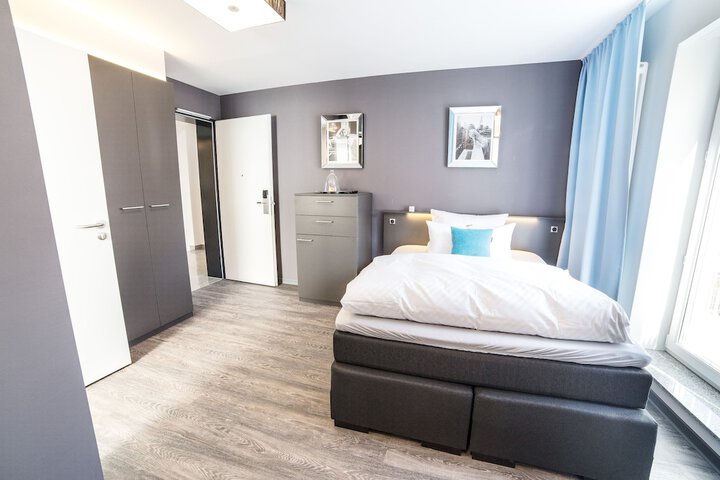 Room 4 of 25