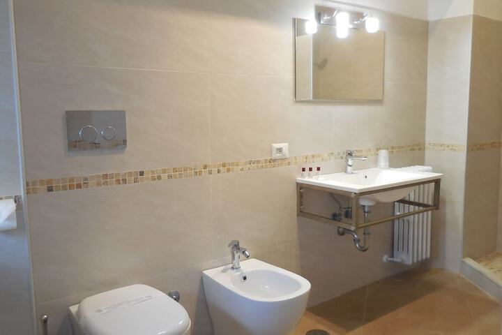 Room 6 of 75