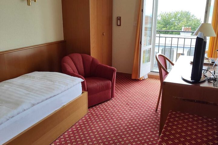 Room 33 of 65