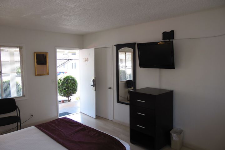 1 Queen Bed (1 of 12)