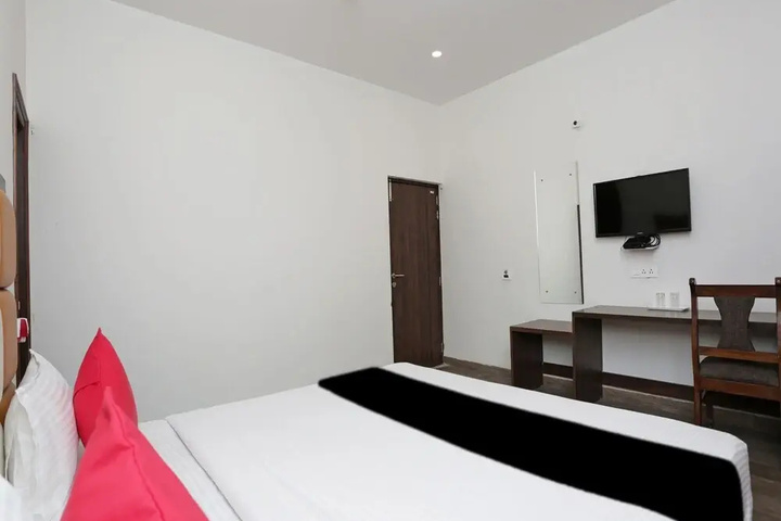 Room 6 of 15