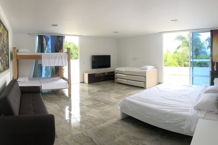 Room 8 of 18