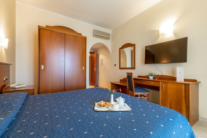 Room 12 of 46