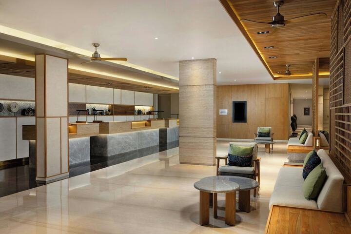 Entrance & Lobby
