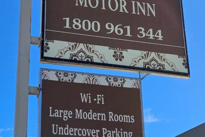 Cosmos Country Motor Inn