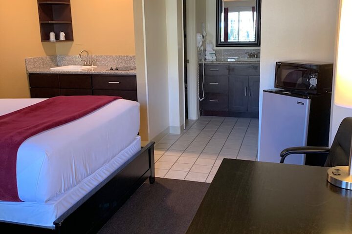 1 Queen Bed (9 of 18)