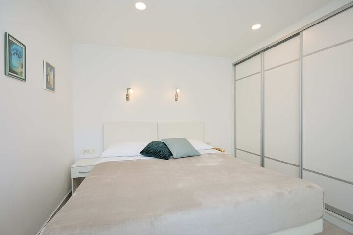 Room 8 of 70