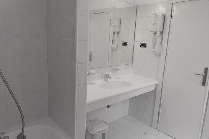 Room 45 of 70