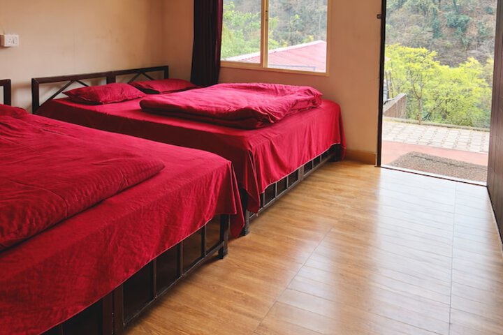 Room 4 of 8