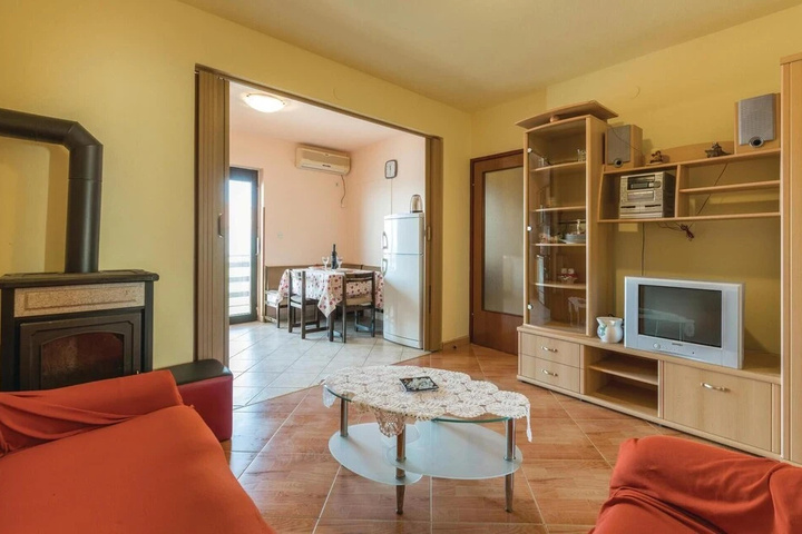 Beautiful Home in Peruski With Wifi and 1 Bedrooms