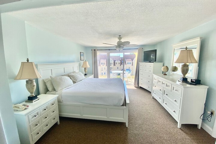 Room 4 of 82