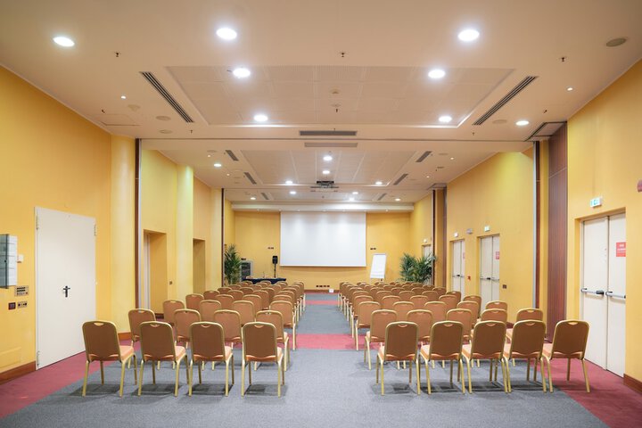 Business Center 72 of 84