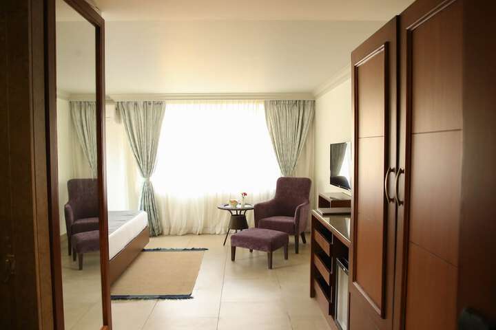 Room 33 of 40