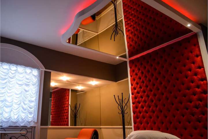 Room 5 of 16