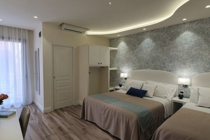Room 6 of 33