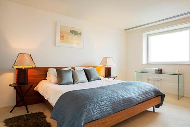 Exterior of Veeve Views Over Big Ben and The River Thames Central London 3 Bed
