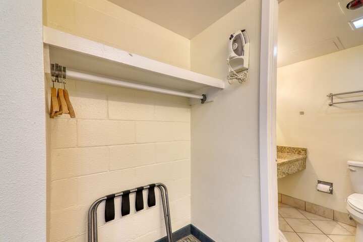 Room 40 of 65