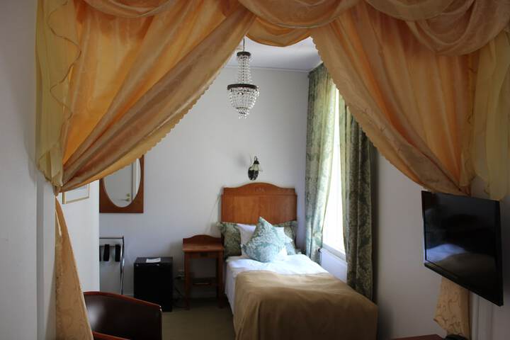 Room 11 of 48