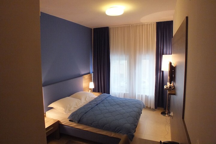 Room 4 of 40