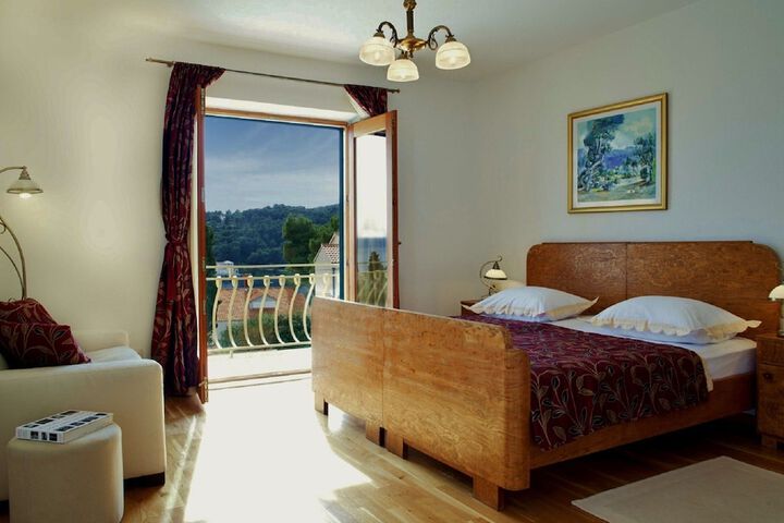 Room 2 of 37
