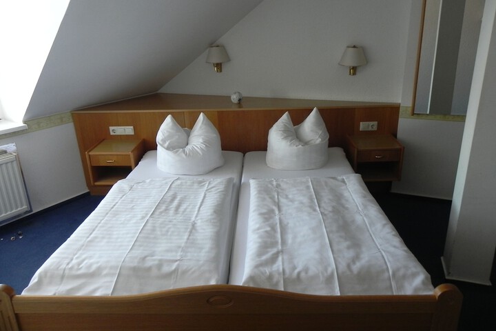 Room 17 of 38