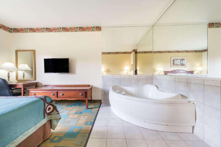 1 King Bed (4 of 10)