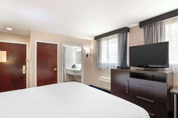 1 King Bed High Speed Internet Accessible Refrigerator, Coffee Maker, Hairdryer Full Breakfast (6 of 7)
