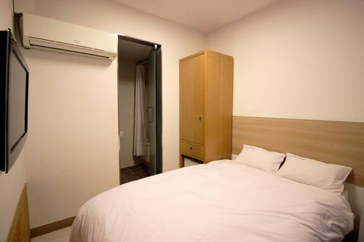 Room 17 of 44