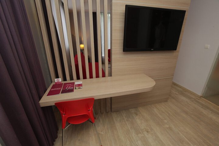 Room 6 of 30