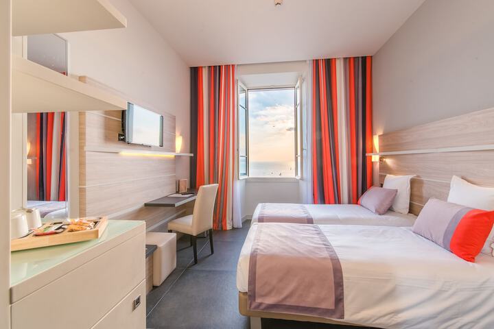 Room 15 of 103