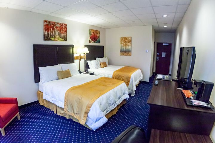 2 Queen Beds (2 of 7)