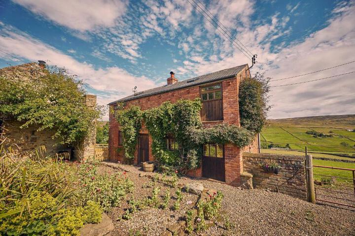 Host & Stay - The Red Brick Barn