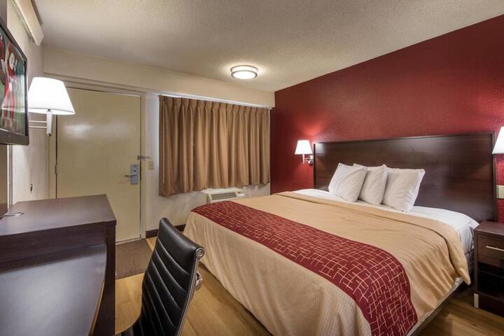 1 King Bed (5 of 9)