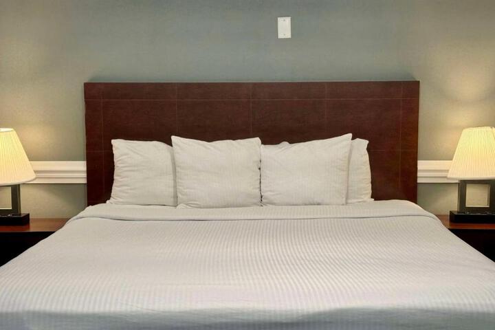 1 King Accessible Bathtub Microwave, Refrigerator WiFi Full Breakfast (2 of 16)
