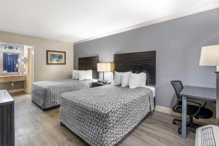 2 Double Beds (9 of 9)