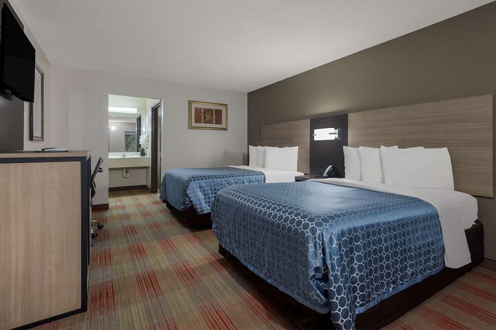 2 Double Beds (10 of 18)