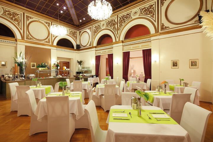 Dining 38 of 46